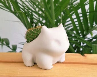 Concrete Bulbasaur Planter . Pokemon plant pot. If you wish to buy the gift box set please follow the link in the description.