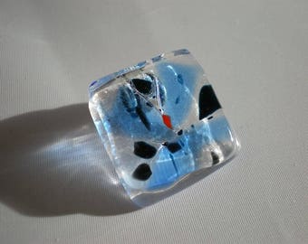 Created using a transparent tunic blue glass pendant