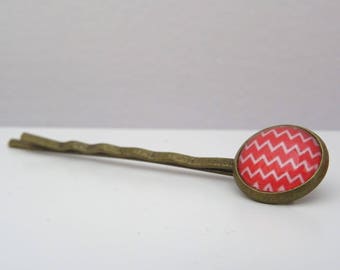 Cabochon red and white zigzag pattern hair clip