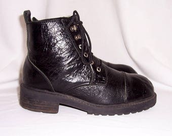 Sz 8.5 Vintage black leather 1990s women lace up Candies grunge ankle boots.
