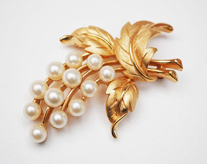 Crown Trifari flower Brooch - White Pearl gold metal -Floral Leaf pin