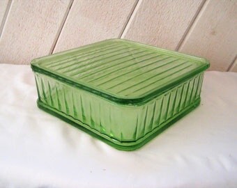 Green glass casserole pan, depression glass baking dish, pan with lid, square cake pan, oven baking dish, rare, collectible, 8 x 8 inches