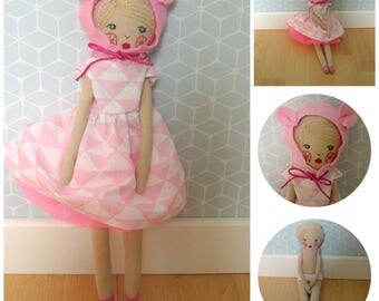 poupée en tissu et brodée habillée d'une robe style année 50 décolletée dans le dos avec un jupon de tulle