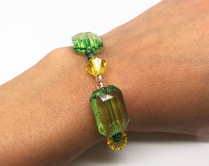 Green simple bracelet, green plastic bracelet, stretch bracelet, green stretch bracelet, plastic bracelet, stretch crystal bracelet, handcra