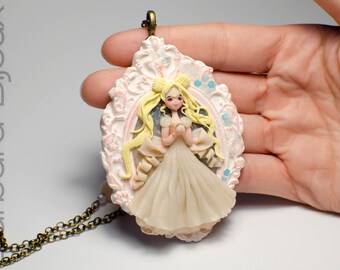 Fan art of Sailor Moon/Princess Serenity necklace handmade in polymer clay (fimo).