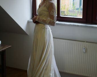 magestic elegant vintage 70s autumn ivory wedding dress with long tail size S/M