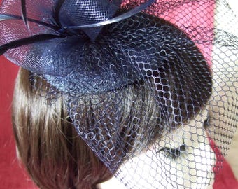 Tappo a goccia blu navy con velo blu Navy, spirale di fiori e piume. Matrimonio cappello, cappello chiesa, Fascinator Blu Navy, Blu Navy Hatinator