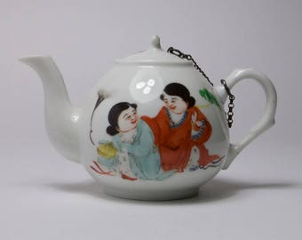Vintage 1930s Chinese porcelain teapot