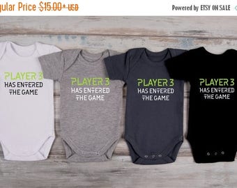 LATE SHIP SALE Player 3 Has Entered The Game One Piece, Gamer Baby Outfit, Gamer Gifts, Cool Baby Clothes, Gamer Baby Gift, Birth Announceme