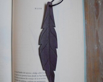 Bookmarks made of leather, dark purple feather
