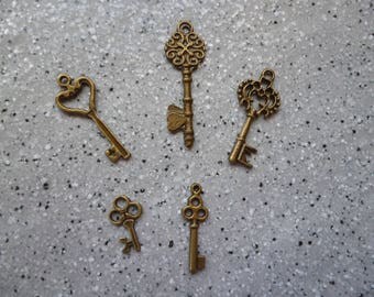 Lot de 5 breloques clés en métal bronze.