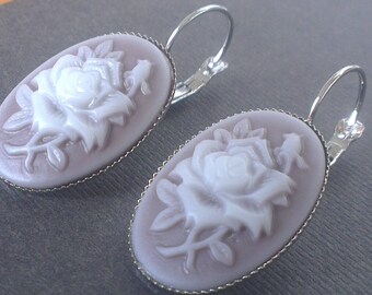 Boucles d'oreilles camées 25 X 18 mm motif roses blanches.
