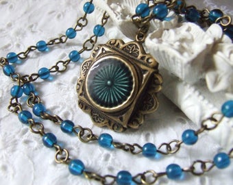 Vintage and stylish "blue Medallion" necklace with glass beads