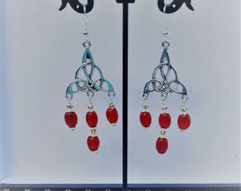 Belles boucles d'oreilles celtiques rouge