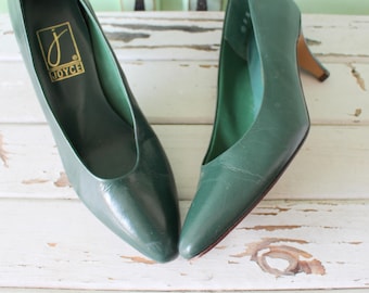 1980s GREEN LEATHER Heels...size 8 womens. green heels. pumps. 1980s. classic. colorful. mod. retro. ladies. emerald. kelly green. designer