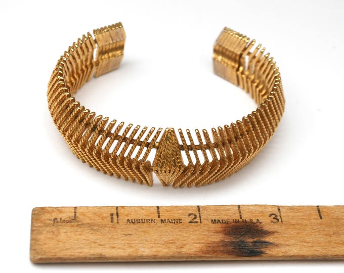 Gold Ribbed Cuff Bracelet - Gold tone metal - large Bold Bangle