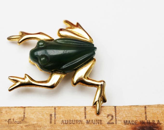 Frog Brooch - Green Lucite Resin - gold plated - Figurine vintage pin