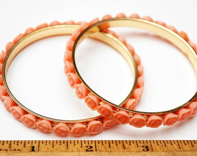 pink flower bangles - lot of two bracelet - pink plastic rose - gold metal bangles
