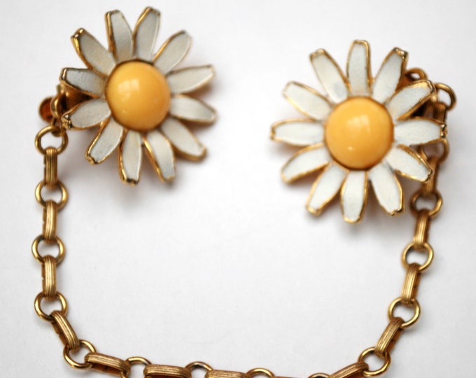 Daisy Flower Sweater clip - Enamel flower - Daisy - Sweater Guard - gold chain