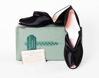 NEW IN BOX! Bombshell 1940s Daniel Green Black Skinner Satin Loro Peep Toe Slippers // Size 8 // Never Worn // Boudoir // Pin Up //