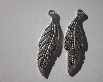 2 reversible 3.3 cm (15) metal feather charms