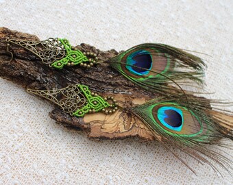 Green Macrame Peacock Feather Earrings, Feather Jewelry, Boho Chic, Festival Jewelry, Tribal Gypsy, Boucles d'oreille Plumes de Paon
