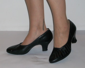 Darling late 1950s rounded toe heels w/tailored vamps US 9 1/2 / UK 7 1/2 great size! Goodwood