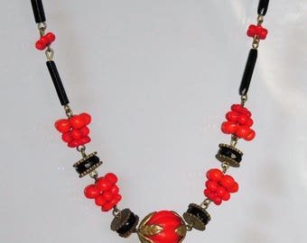 Superb Vintage Art Deco CZECH Red Black Glass Beads Necklace