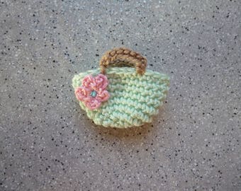 Mini sac au crochet réalisé à la main au crochet en coton vert pastel.