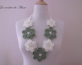 Necklace in green Sage and ecru, decorated with flowers and pearls!