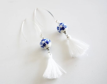 Boucles d'oreilles - Boucles d'oreilles perles et pompons - Dormeuses Couleur Argent, Blanc et Bleu // Collection Asiachic