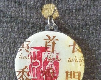 Resin round pendant with Chinese motif