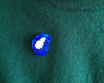 Acrylique découpé au bleu marbrée et creme broche - « Paramécie »
