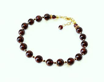 Bracelet Pierre de Grenat rouge, / Métal doré et Plaqué Or sur laiton / Red Garnet gemstone, gold plated brass bracelet