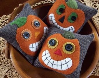 Vintage-Inspired Jack-O-Lantern Bowl Filler Pillow Tucks