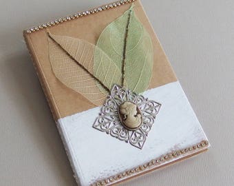 Carnet de Notes Tendance Nature - Strass, feuilles naturelles, cabochon, estampe - Confection fait main - Création d'artiste en pièce unique