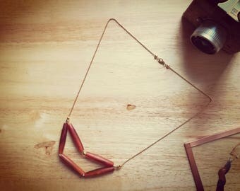 Collier en laiton doré et résine ocre