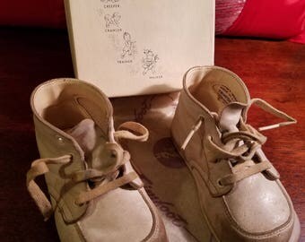 White Leather Baby Shoes Size 4 1/2 Baby Beayer Walkers from