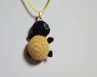 Collier amigurumi tortue