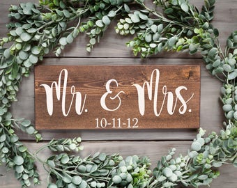 Mr and Mrs sign Mr Mrs Wedding sign Mr and Mrs wedding Bride and Groom sign Wedding date sign Wood wedding sign Mr Mrs table sign Newlyweds
