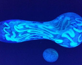 Glow in the dark color changing borosilicate glass pipe
