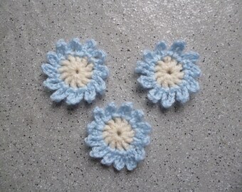 Lot de 3 Fleurs au crochet réalisées à la main en laine couleur bleu ciel et écru