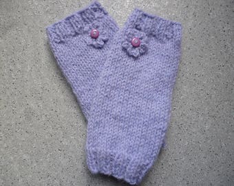 Mitaines en laine tricotées à la main et ornés d'une petite fleur au crochet.