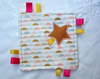Doudou labels geometric waves