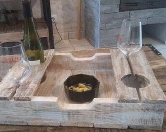plateau de service en bois avec support a bouteille et verre a pied