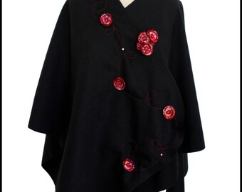 Cape with black fleece with red flowers