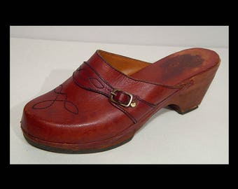 1970s cognac brown tooled leather clogs ~ 8 ~ Brazil Sunseekers ~ with straps and buckle ~ wood platform ~ hippie boho gypsy slides mules