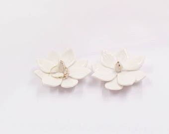 DUO de Petits Porte-Alliances Blancs en Porcelaine -Porte-Alliances Fleurs de Magnolias Stylisés -Fleurs Décoratives Mariage Blanches et Or