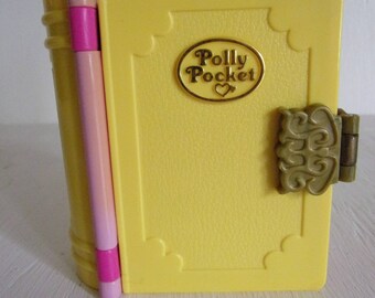 Vintage 1995 Polly Pocket Princess Palace Enchanted Book Compact - 5 Pieces Total - 2 Figurines, 1 Horse, 1 Carraige -- Bluebird Toys