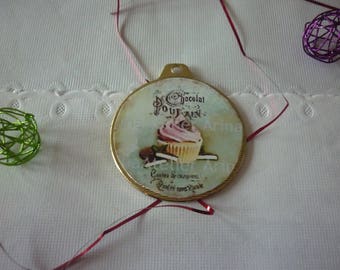 Support round pendant and pink CUP CAKE vintage cabochon image and these pieces of chocolate, sold individually.
